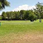 Between Golf And شقة *