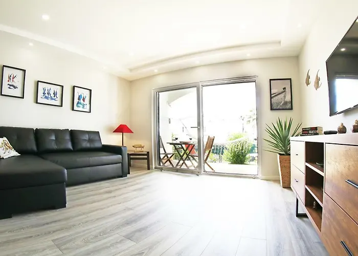 Between Golf And Апартаменты *