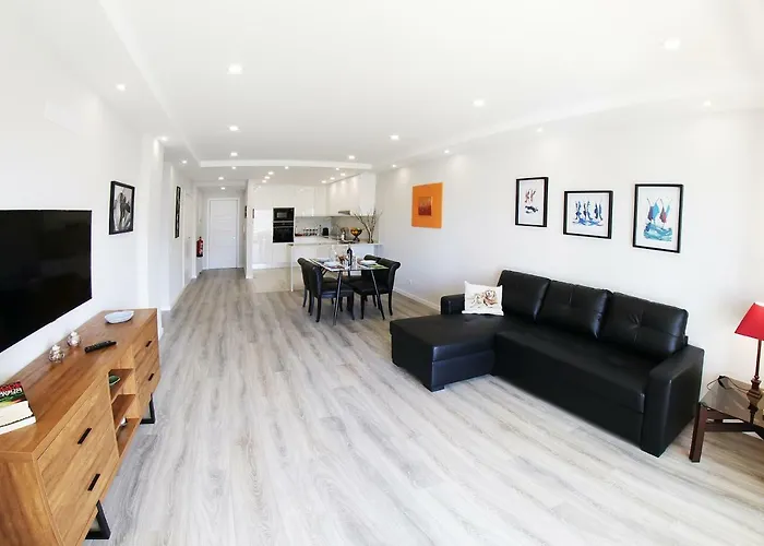 Between Golf And Apartamento