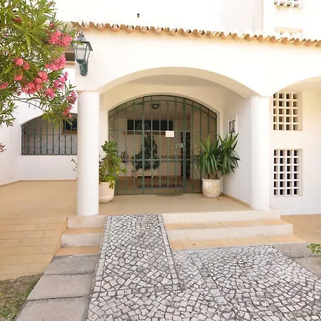 Between Golf And 아파트