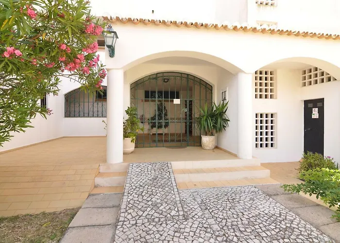 Between Golf And 아파트